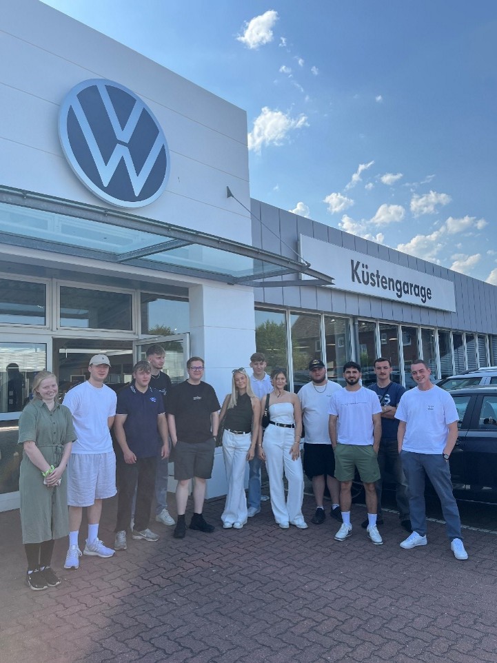 Automobilkaufleute 2025 1 Besuch der Dualpartner: Wo arbeiten eigentlich unsere Automobilkaufleute in Rendsburg?