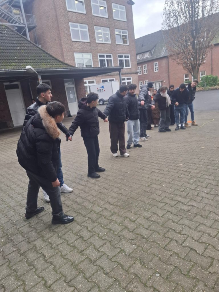 Bild4 3 Bericht über den Erlebnispädagogik-Workshop der AV-DAZ25a