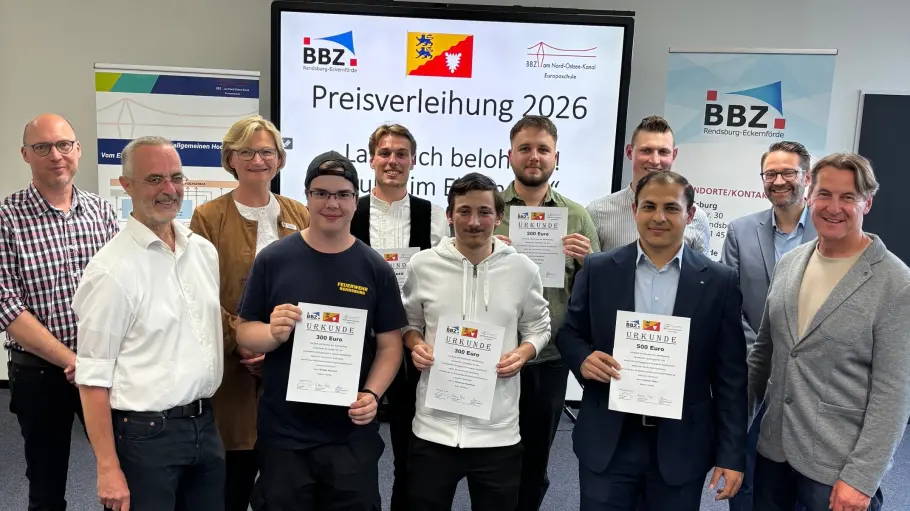 Arne Fiebelkorn, Ralf Kaufmann, Sabine Mues, Etienne Westphal, Tyler Syben, Sebastian Heigelmann, Finn Meißner, Bozidar Macic, Luka Amourette, Finn Krieger und Dr. Jan Traulsen (von links). Es fehlten Lukas Schnoor und Robin Lies.