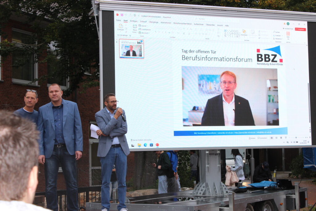 IMG_2068 Der Schulleiter des BBZ begrüßt alle Gäste persönlich