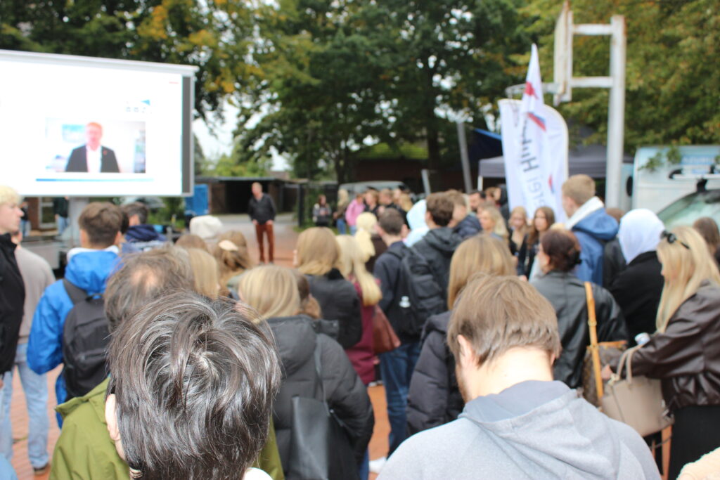 IMG_2069 Gäste hören die Begrüßung und Videobotschaft von Daniel Günther
