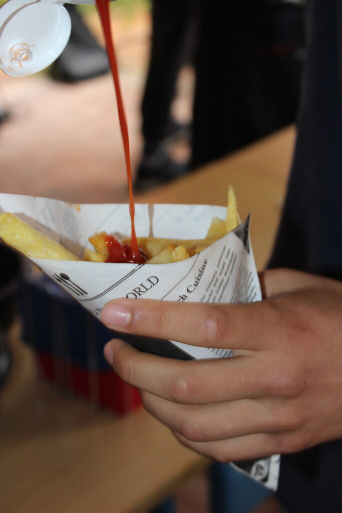 IMG_2073 Schüler nutzt das Versorgungsangebot des BBZ und macht Ketchup auf seine Pommes
