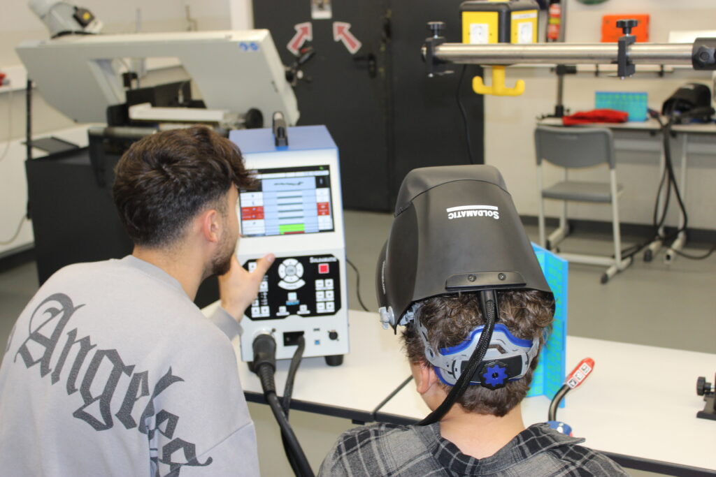IMG_2082 Gäste erkunden Metallausbildungen und lernen ohne Gefahren Schweißen am Simulator