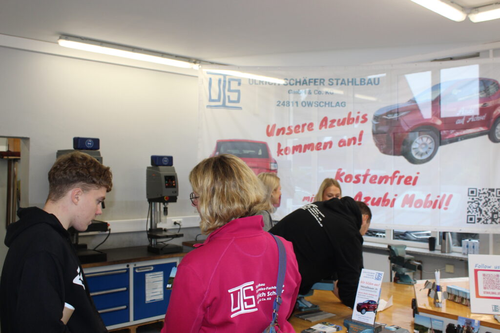 IMG_2091 Gäste erkunden sich über Metallausbildungen Teil 2