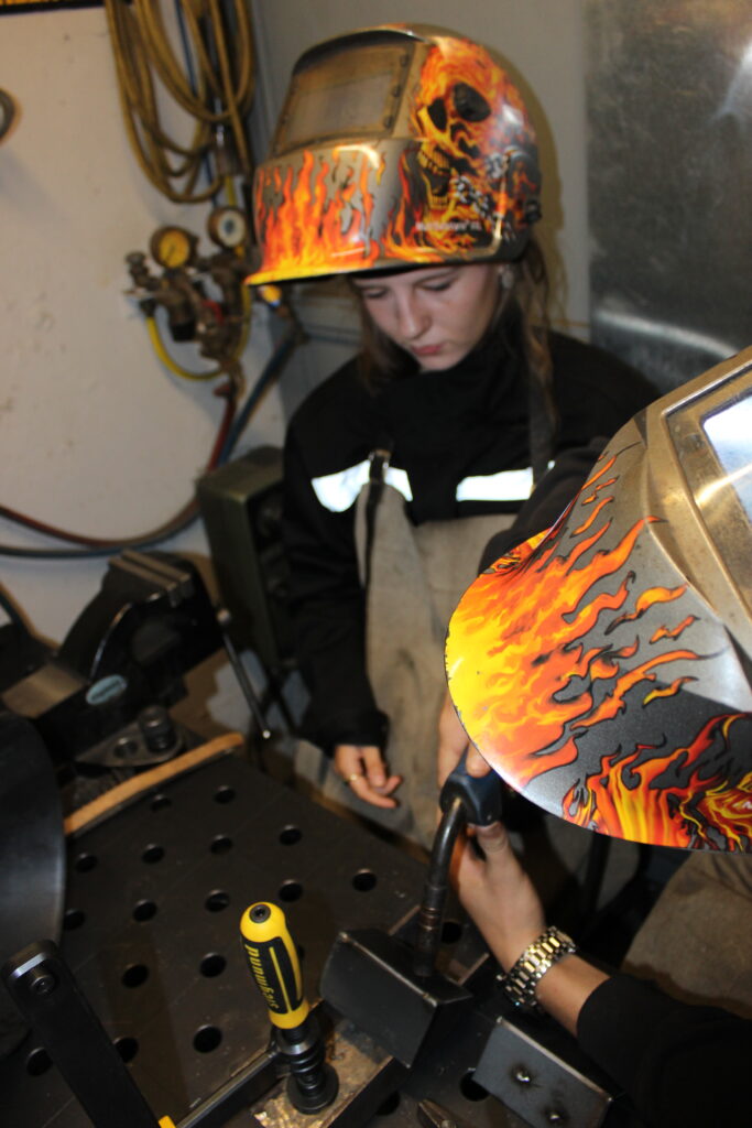 IMG_2095 Eine Gastschülerin erkundet das Schweißen in der Metallwerkstatt