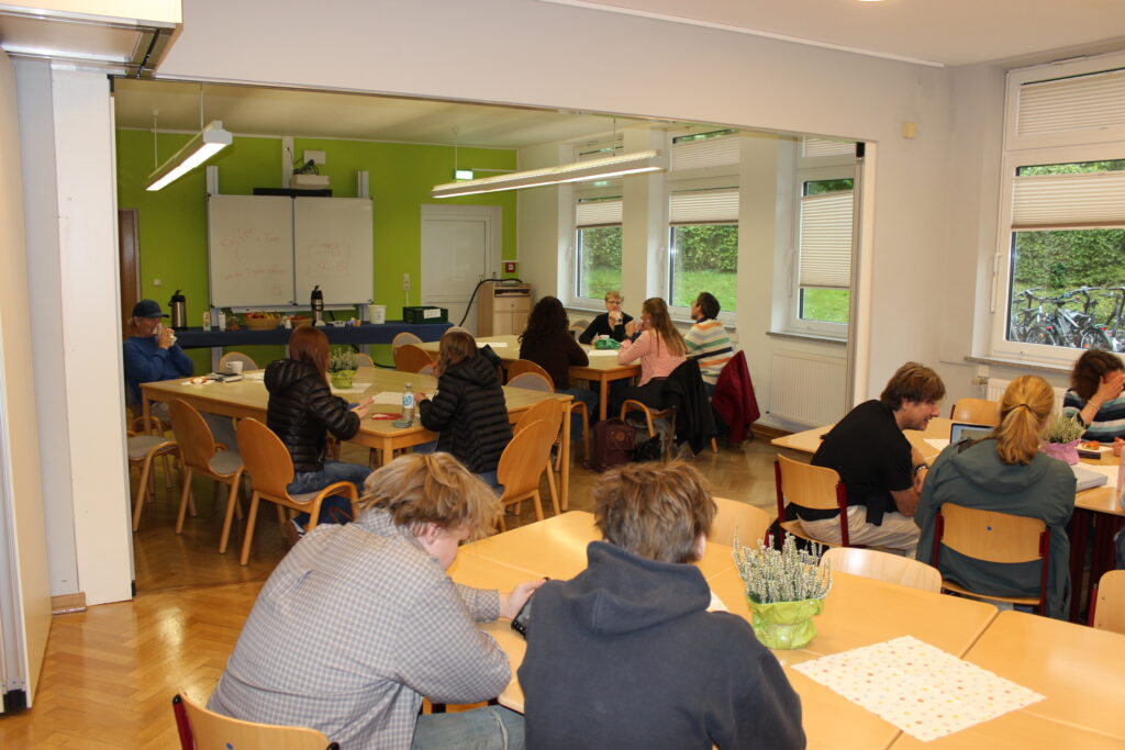 IMG_2115 Gäste nehmen sich in der Cafeteria eine Pause vom Andrang