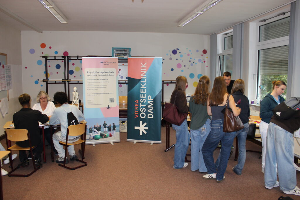 IMG_2138 Schülerinnen und Schüler informieren sich beim Aussteller Ostseeklinik Damp