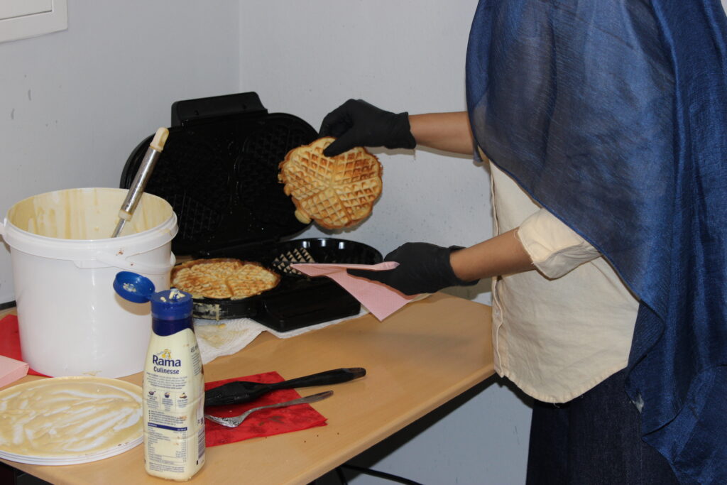 IMG_2140 Der 13. Jahrgang des BBZ versorgt die Gäste mit Waffeln und sammelt Geld für ihren Abiball. Die Waffeln werden entnommen.