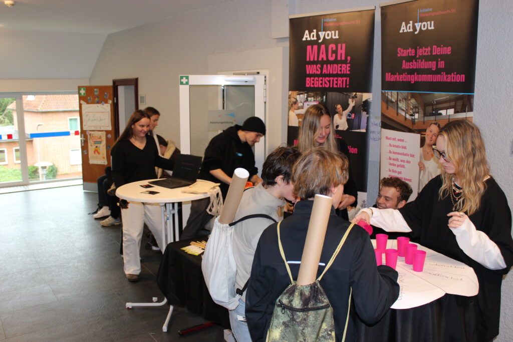 IMG_2147 Schülerinnen und Schüler informieren sich über die Ausbildung Marketingkaufleute