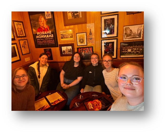 Ausflug in den Pub mit Klassenkameradinnen