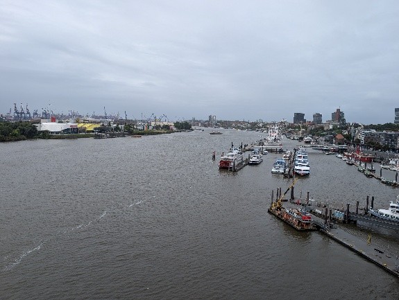 Blick von der Elbphilharmonie auf den Hamburger Hafen