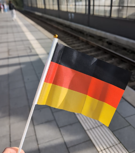 Deutschlandflagge am Bahnsteig