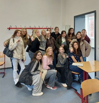 Foto mit einigen Austauschschülern und einer Klasse