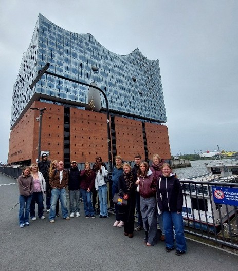 Gruppenbild vor der Elbphilharmonie