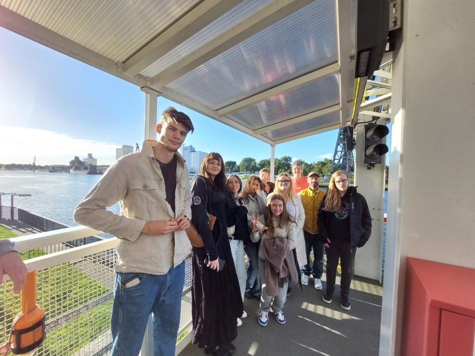 Gruppenfoto auf der Rendsburger Schwebefähre