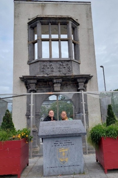 Hanna und Natalie am Eyre Square