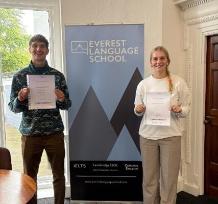 Kaufmann/-frau International Irland“ an der Everest Language School (Kjell J. und Antonia B.)