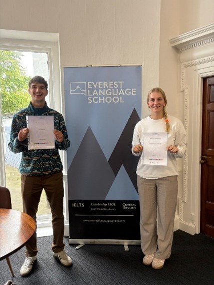 Kaufmann/-frau International Irland“ an der Everest Language School (Kjell J. und Antonia B.)